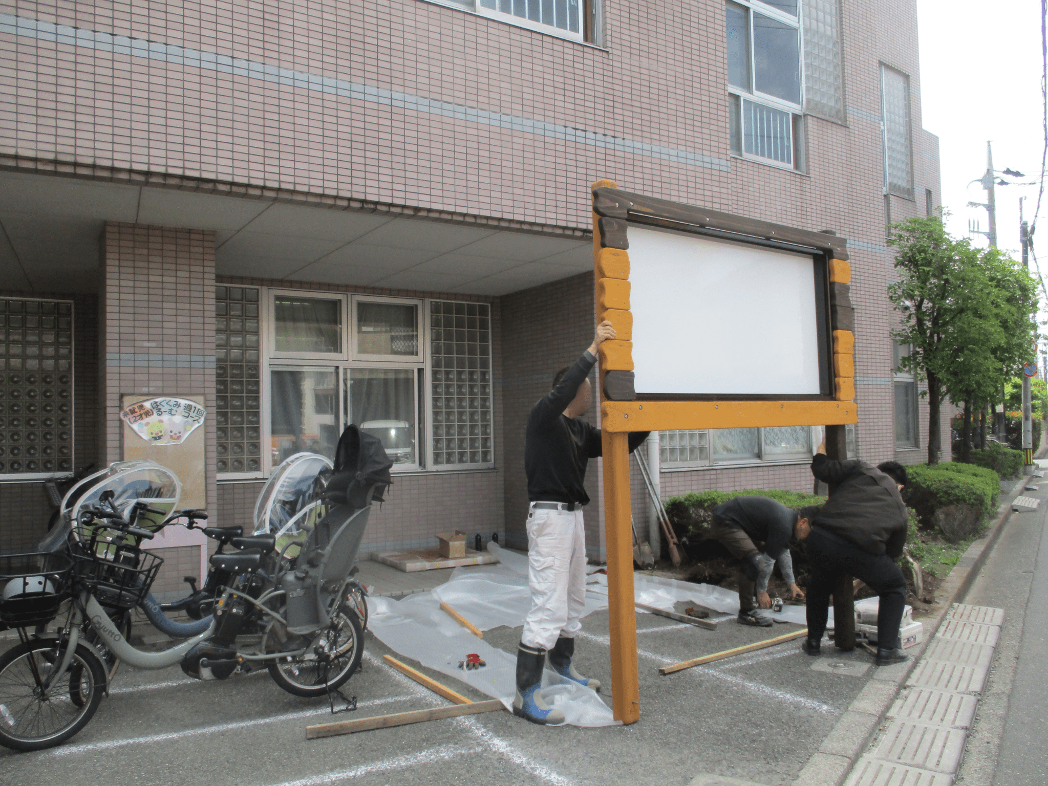 正面玄関に設置中！！